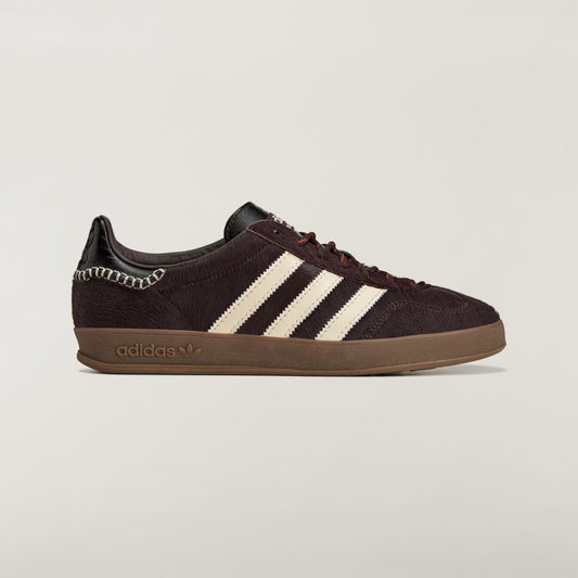 SHOES WITH A COLD CEMENT CONSTRUCTION FOR DURABILITY.