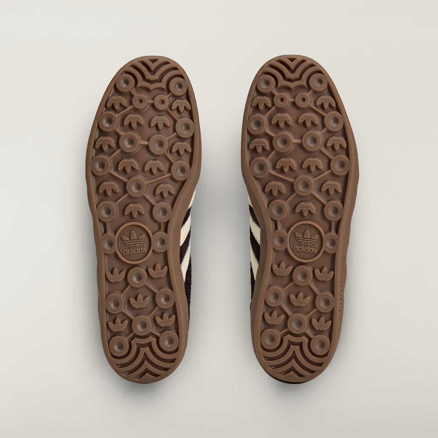 SHOES WITH A COLD CEMENT CONSTRUCTION FOR DURABILITY.