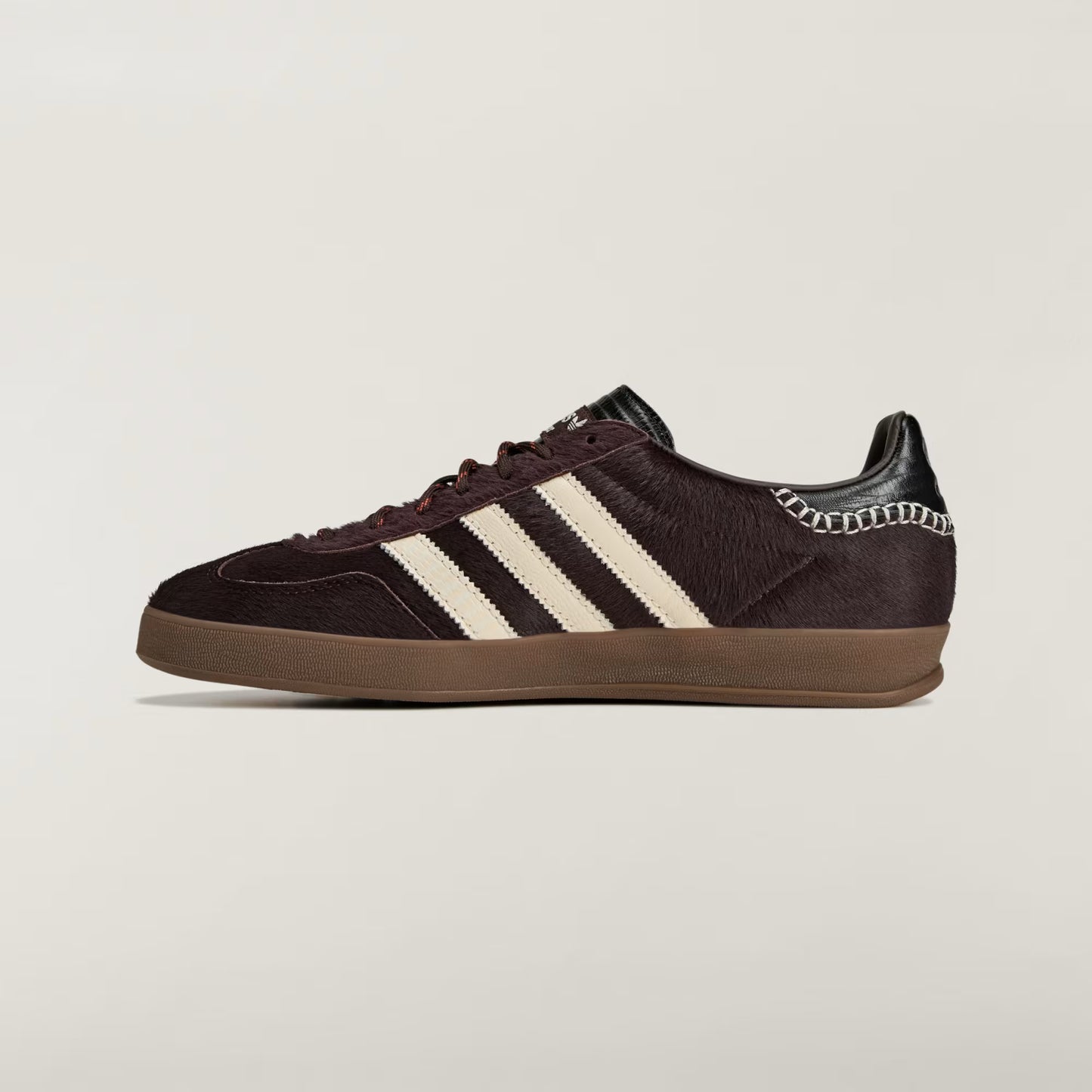 SHOES WITH A COLD CEMENT CONSTRUCTION FOR DURABILITY.