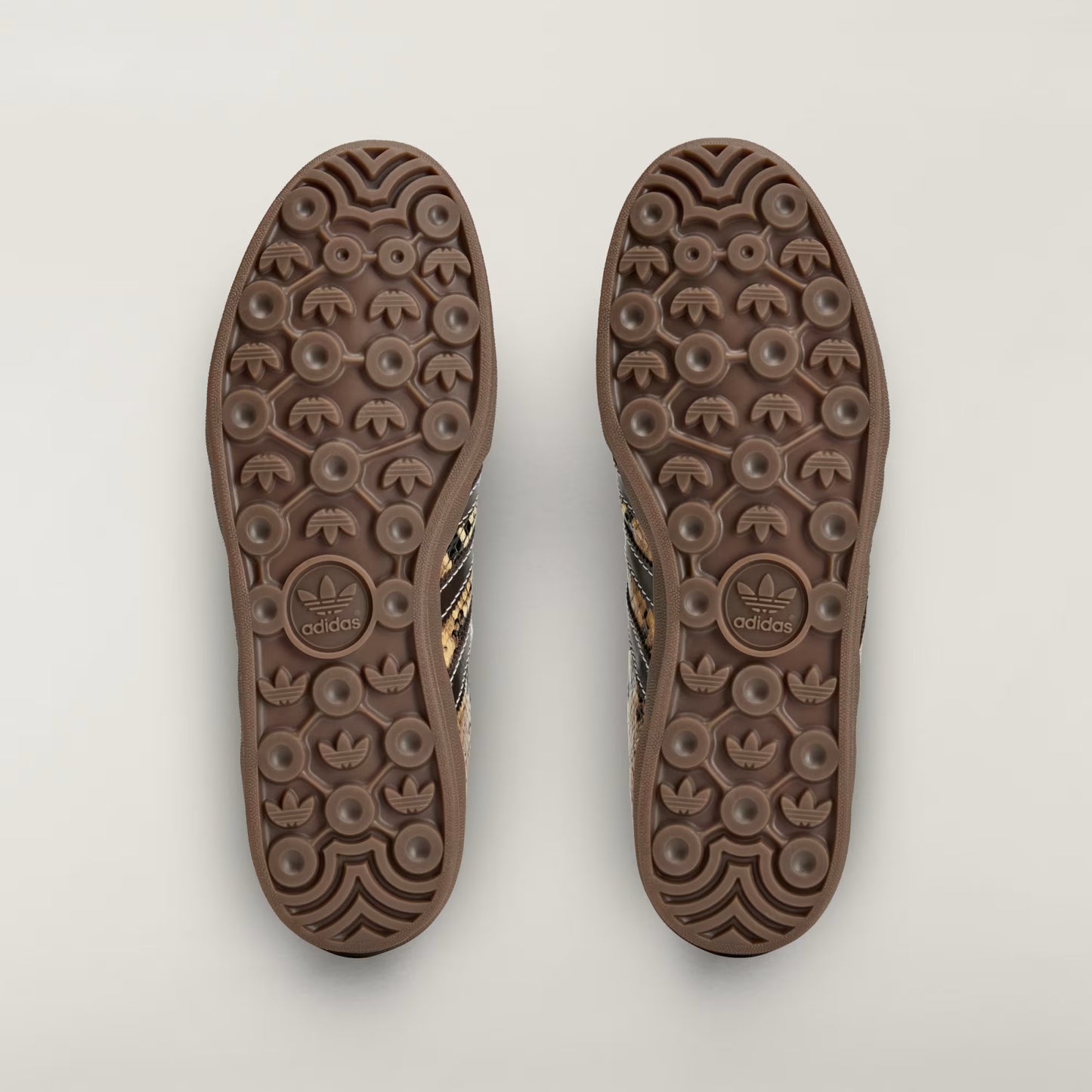 SHOES WITH A COLD CEMENT CONSTRUCTION FOR DURABILITY.