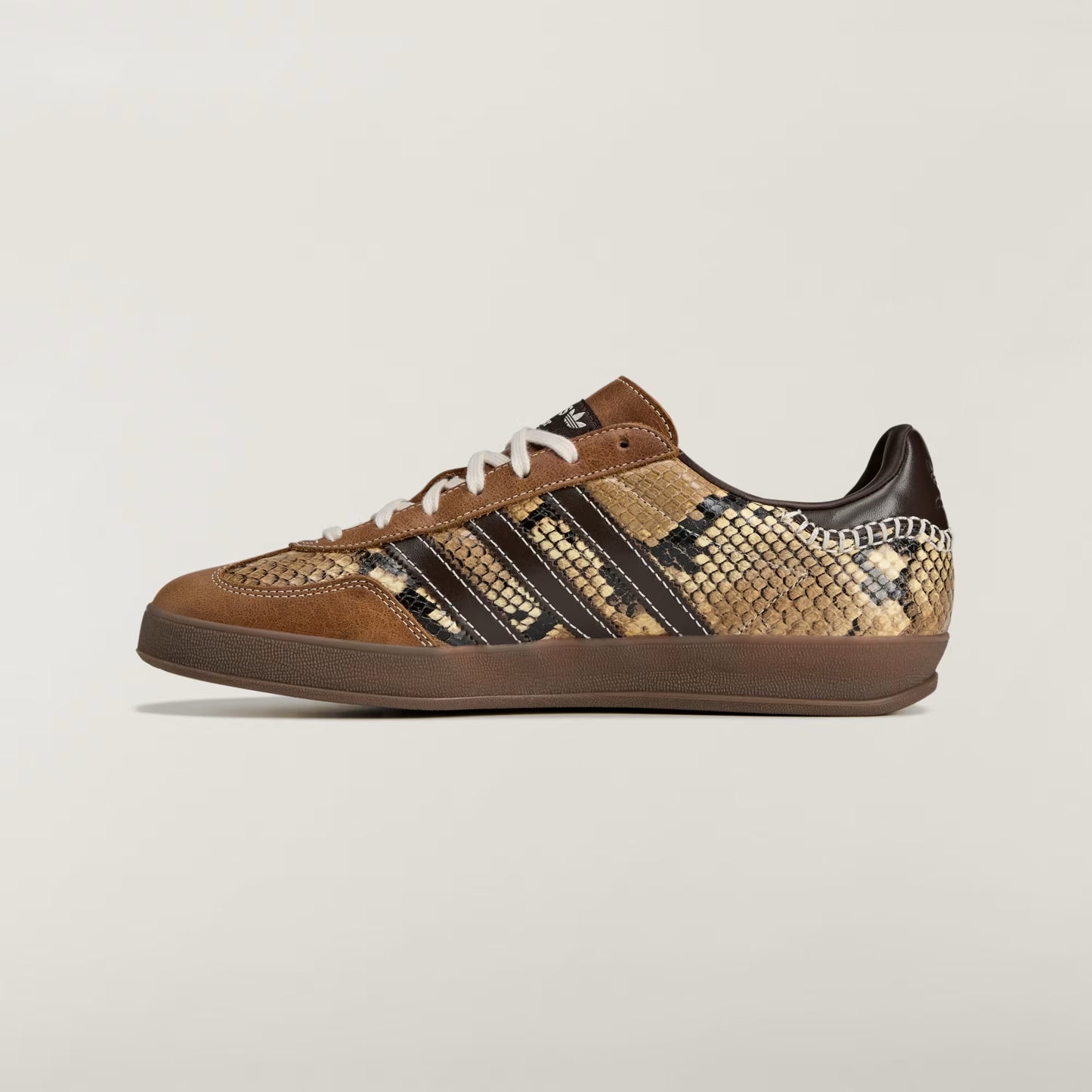 SHOES WITH A COLD CEMENT CONSTRUCTION FOR DURABILITY.